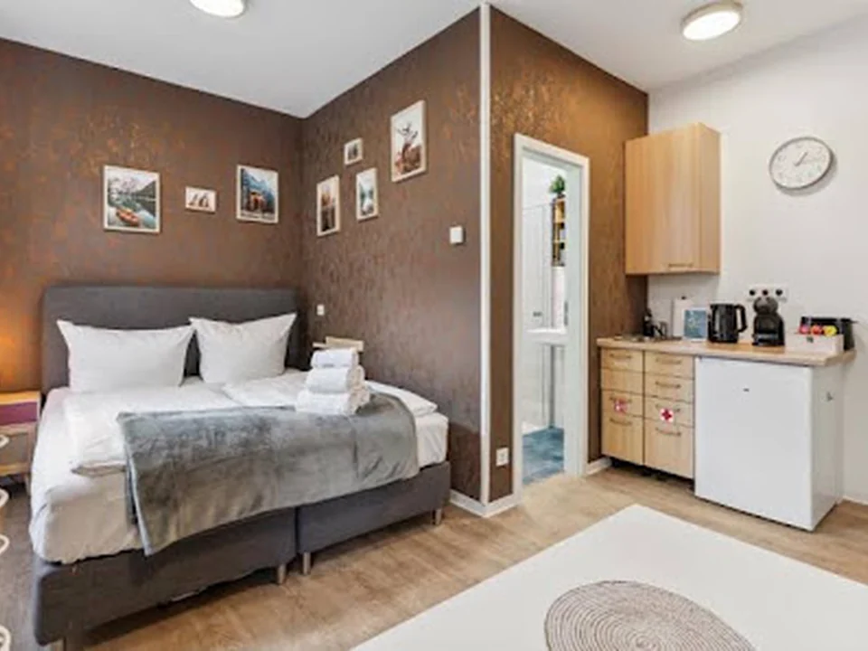 Vorstadtoase für 3 - Queensize-Bett, Schlafcouch, Parkplatz Netflix - Nähe BER, Berlin