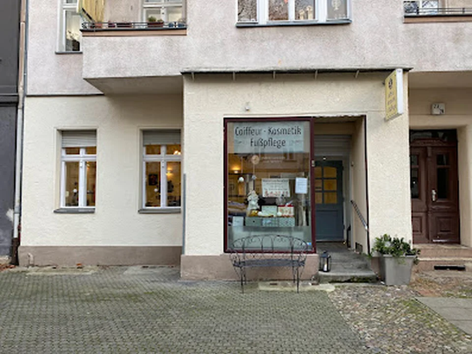 Friseur Bella / Haarverlängerung & Keratinglättung Berlin
