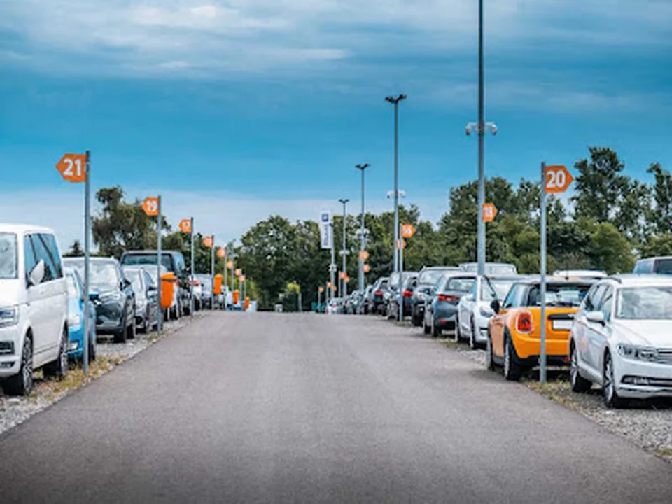 Dein Stellplatz - Parken Flughafen Berlin - Günstig Parken am BER