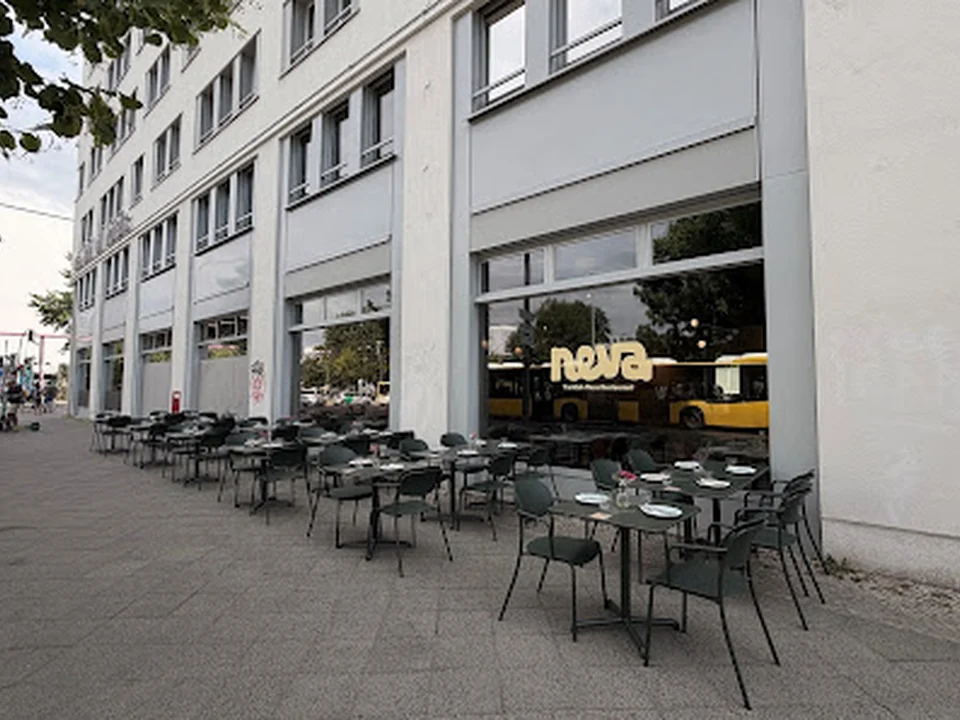 Neva Meze, Berlin