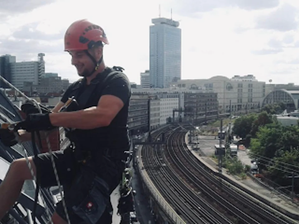Glasreinigung Hübner in Schöneweide | Fensterreinigung, Kletterarbeiten, Berlin