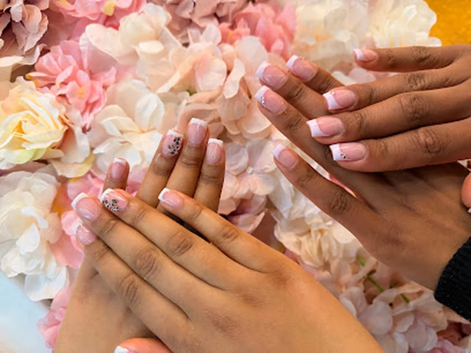 Girly Glow Nails & Beauty, Berlin