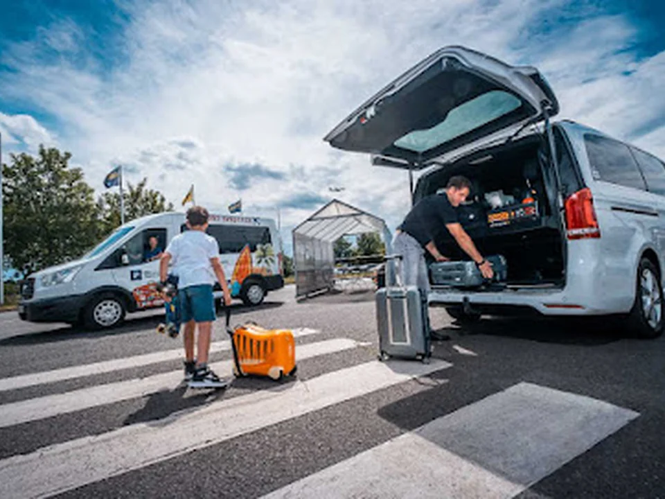 Dein Stellplatz - Parkplatz Flughafen Berlin - Parken BER