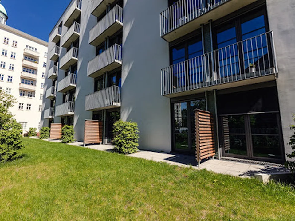 Neon Wood / Studenten Apartments Berlin Frankfurter Tor